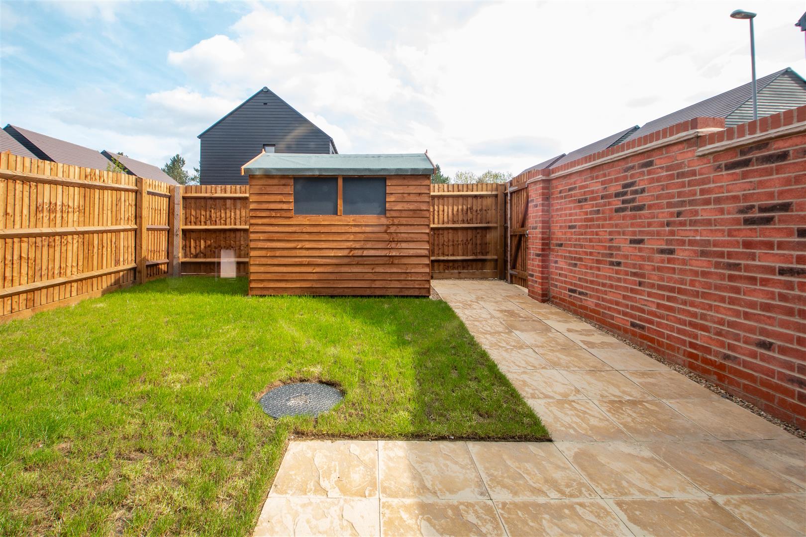 3 bed property in Eredine Crescent, Milton Keynes